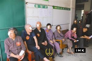More than 100 cataract patients regained sight (source: Shenzhen Evening News B13 edition) news 图2张